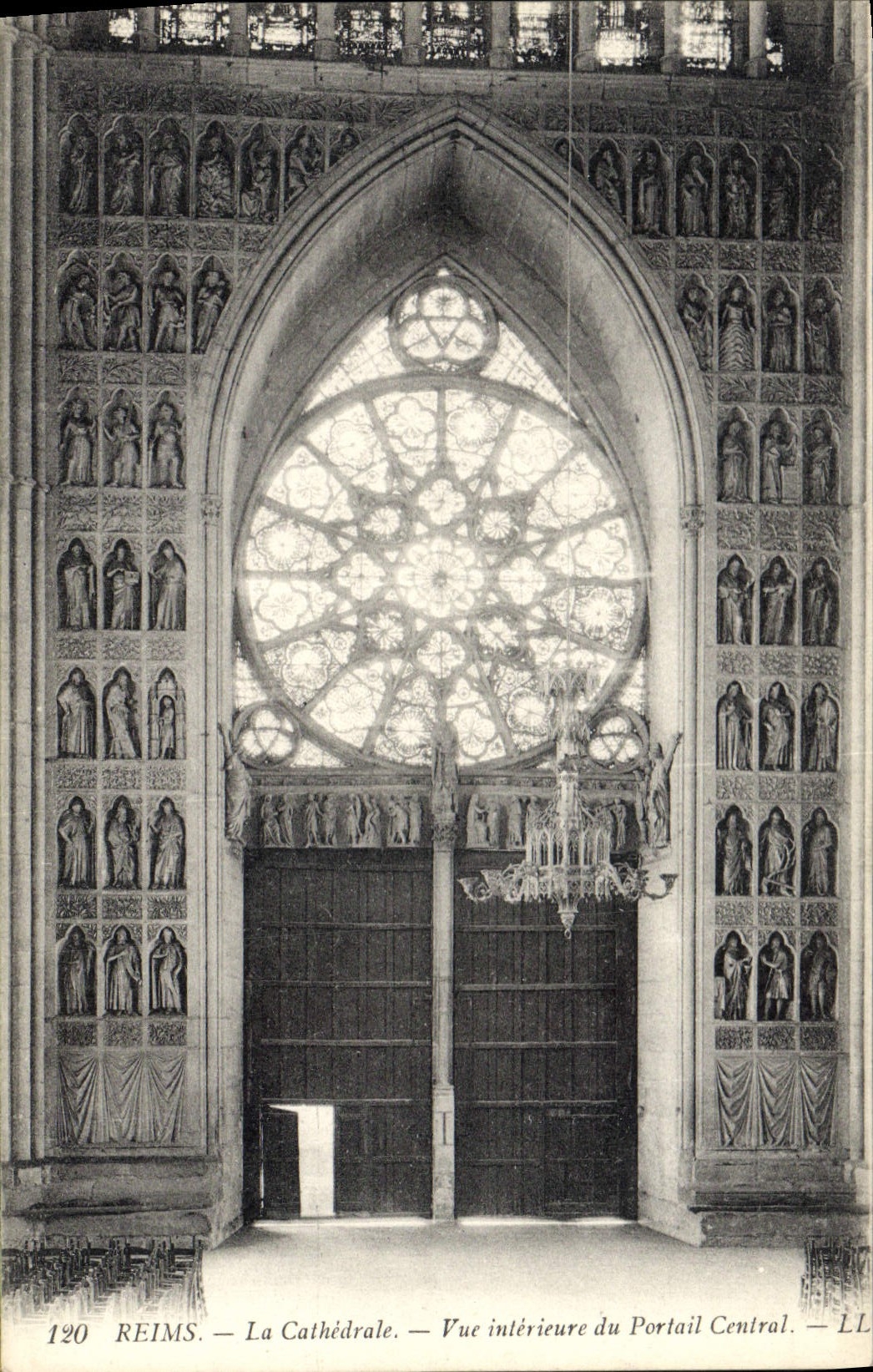 Reims — La Cathédrale — Vue intérieure du Portail Central — LL