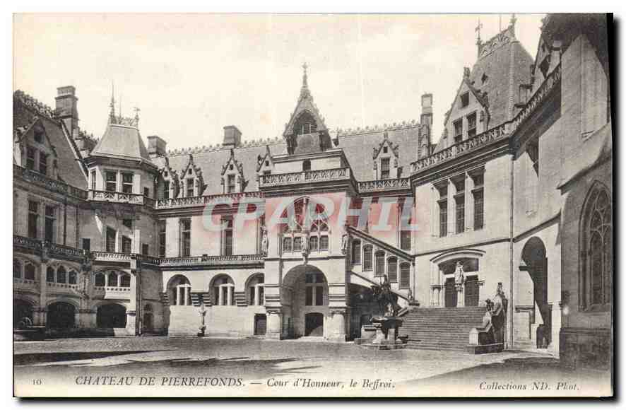 CPA Chateau de Pierrefonds Cour d'Honneur le Beffroi 