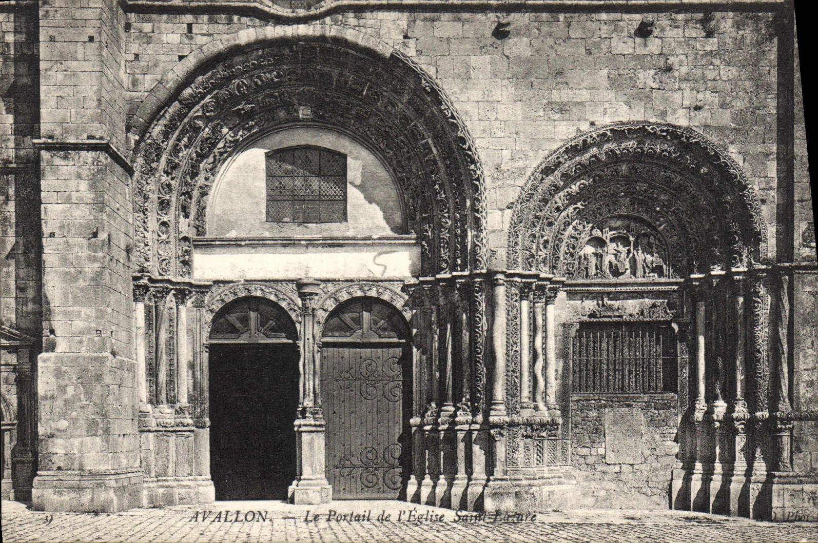 Avallon — Le Portail de l'Église Saint-Lazare — D. Phin