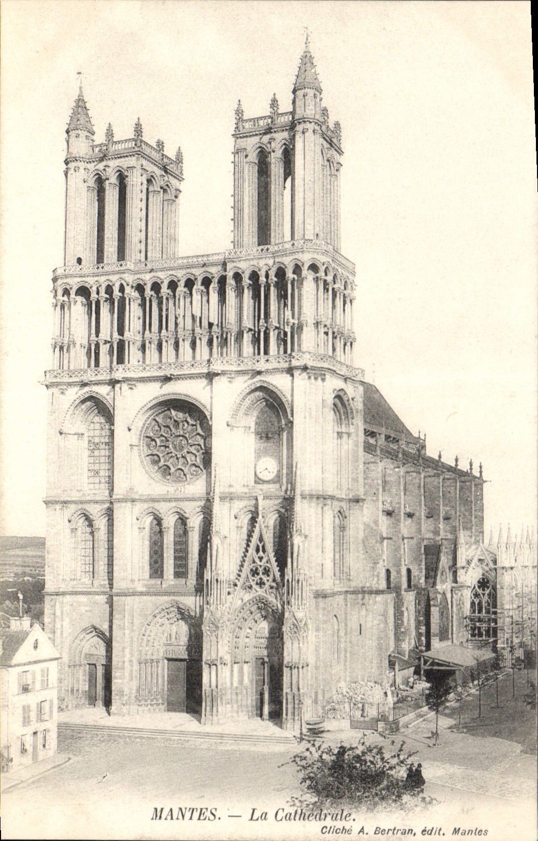 MANTES — La Cathédrale — Cliché A. Bertran, édit. Mantes