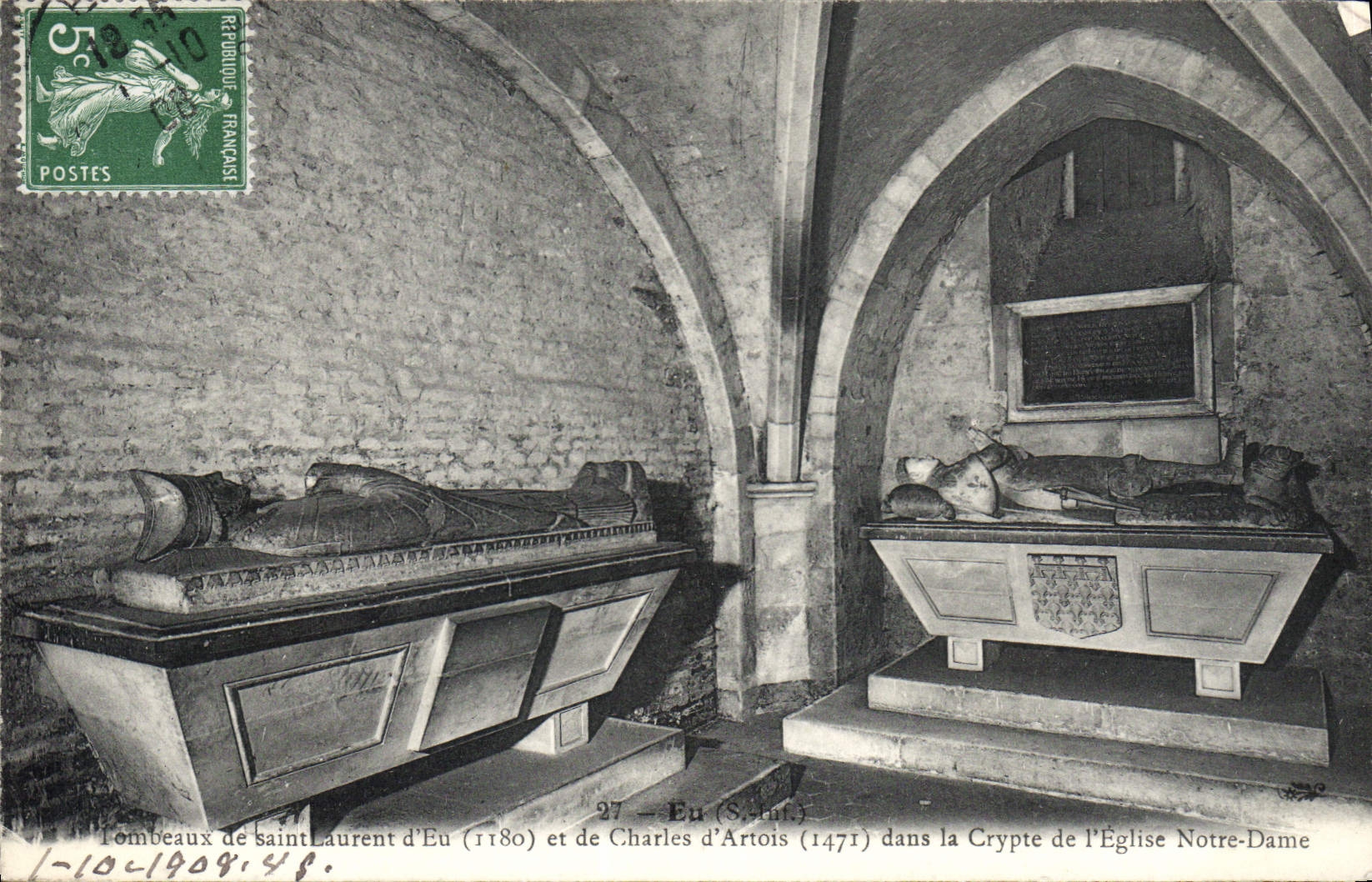 CPA Eu Tombeaux de Saint Laurent d'Eu et de Charles d'Artois dns la Crypte de l'Eglise Notre Dame 
