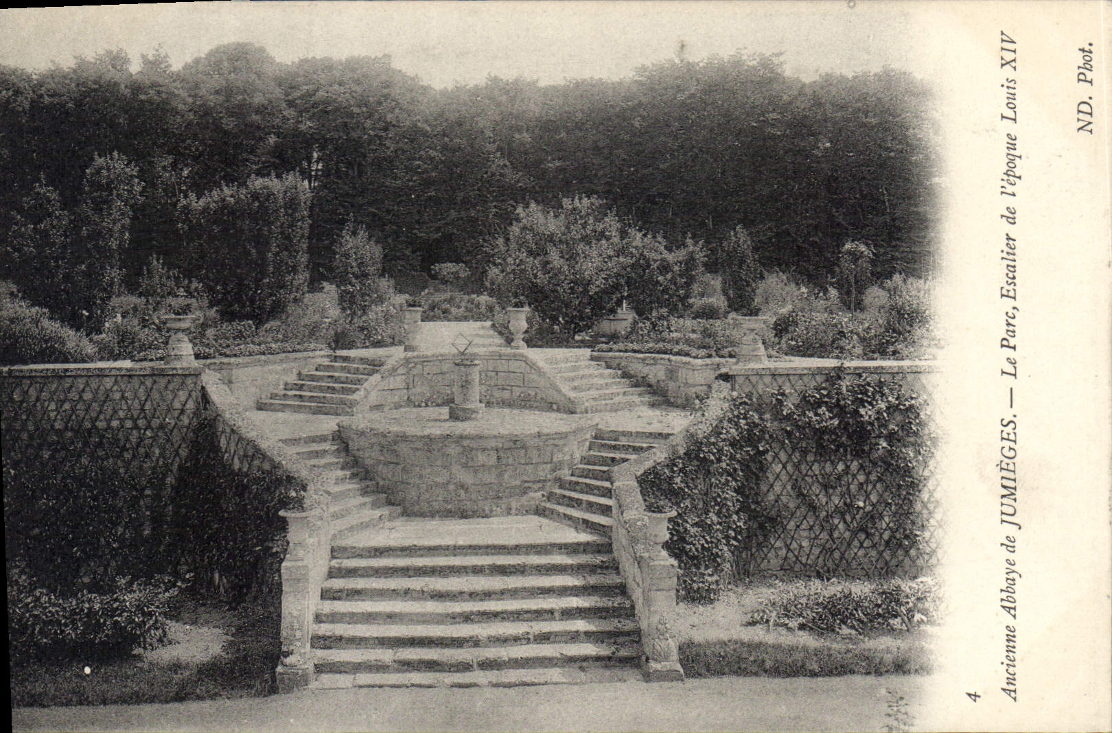 CPA Ancienne Abbaye de Jumieges Le Parc Escalier de l'epoque Louis XIV 