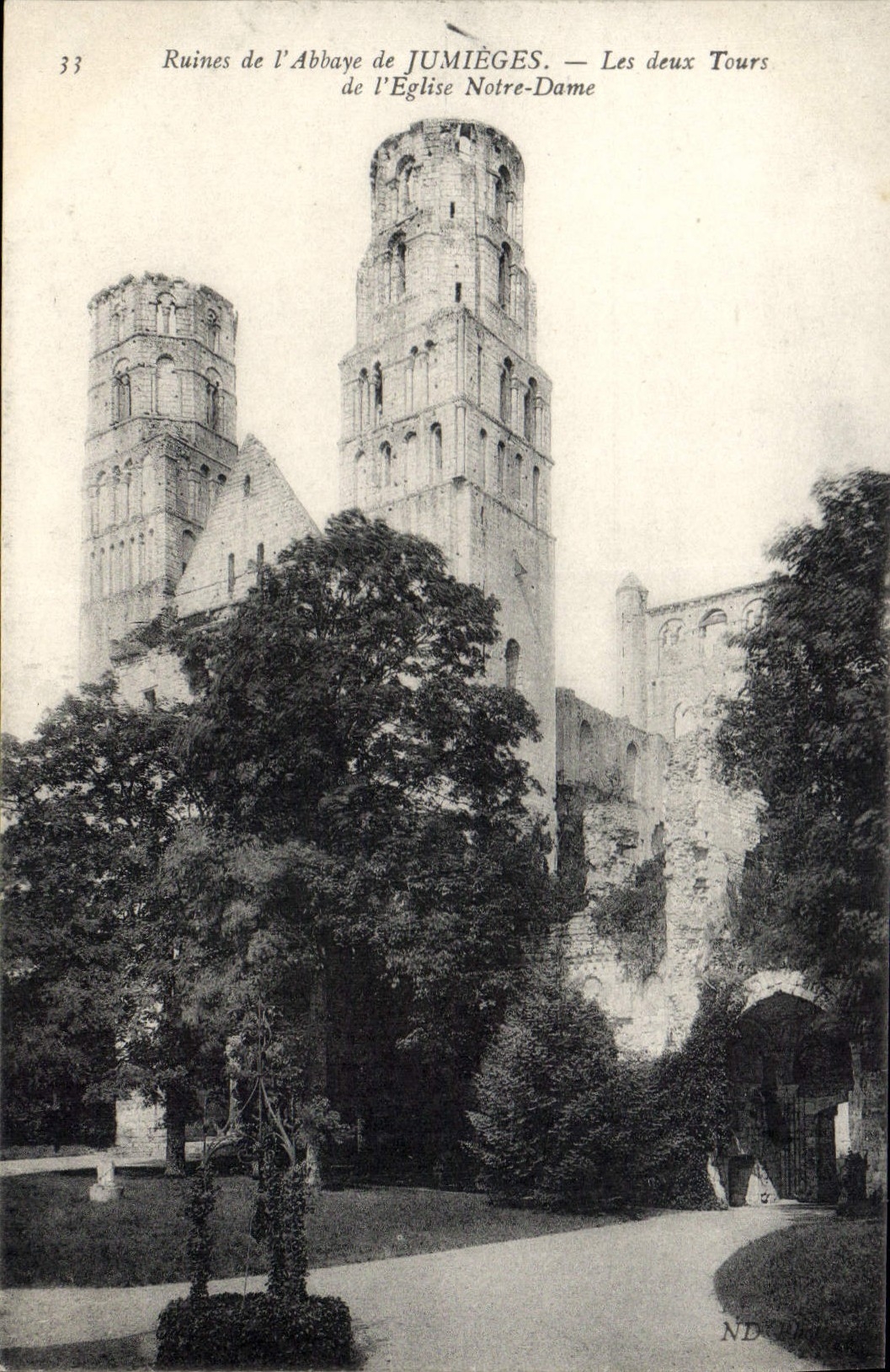 CPA Ruines de l'Abbaye de Jumieges Les deux Tours de l'Eglise Notre Dame 