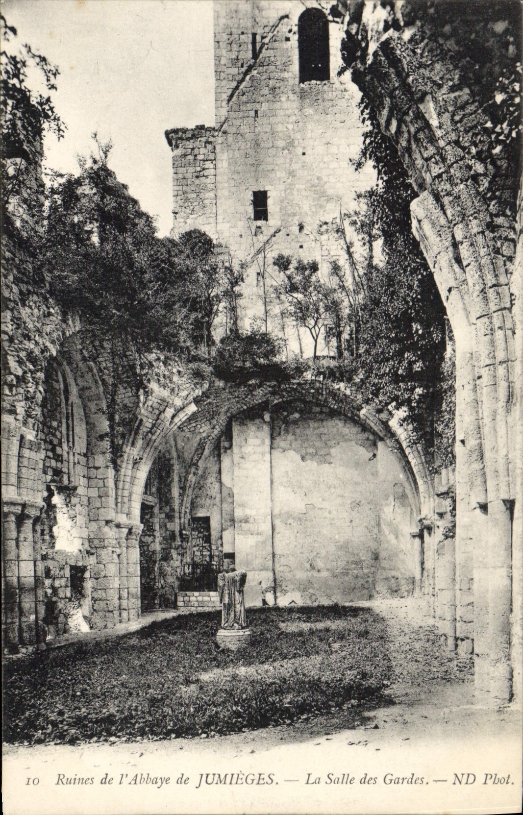 Ruinen der Abtei Jumièges — Die Wachstube — ND Phot.