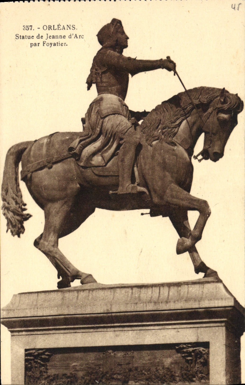 CPA Orleans Statue de Jeanne d'Arc par Foyatier 
