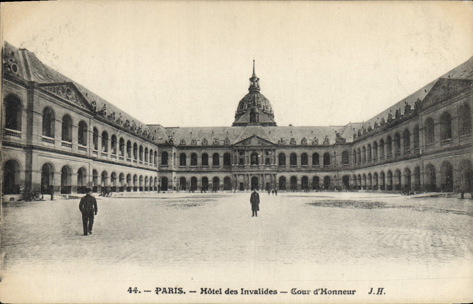 CPA Paris Hotel des Invalides Cour d'Honneur 