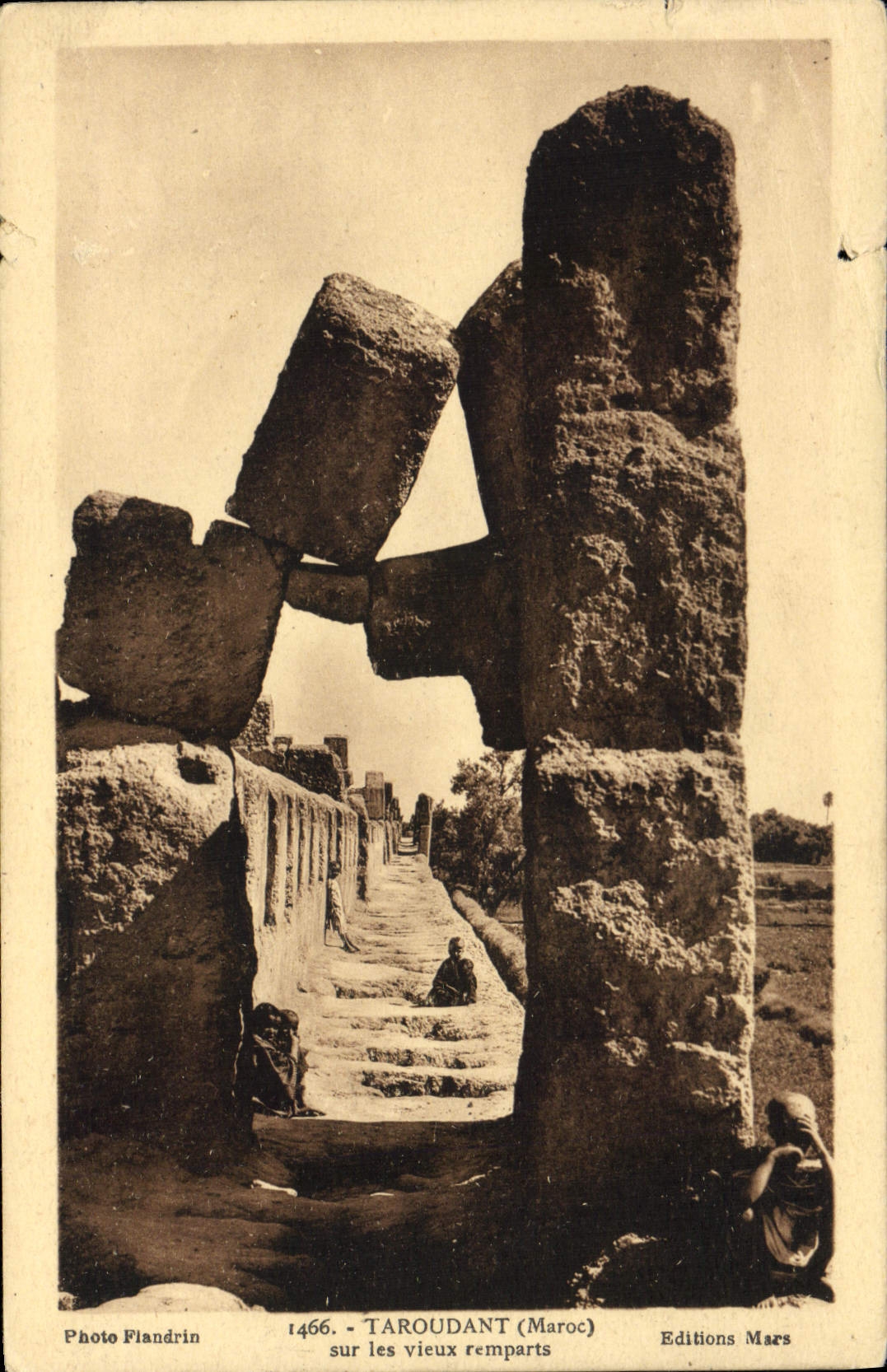 CPA Taroudant Maroc sur les vieux remparts