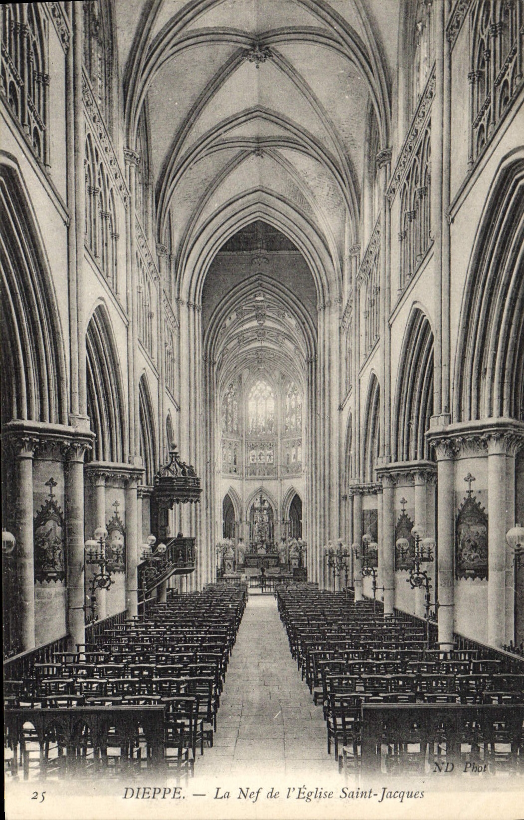 CPA Dieppe La Nef de l'Eglise Saint Jacques 