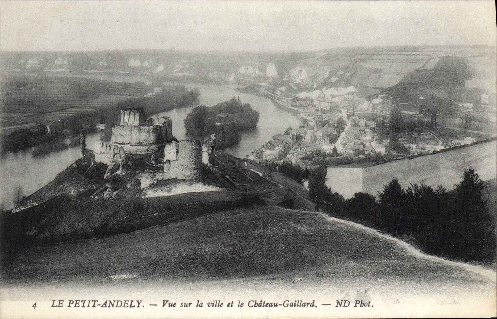 Le Petit-Andely — Vue sur la ville et le Château-Gaillard — ND Pboi.