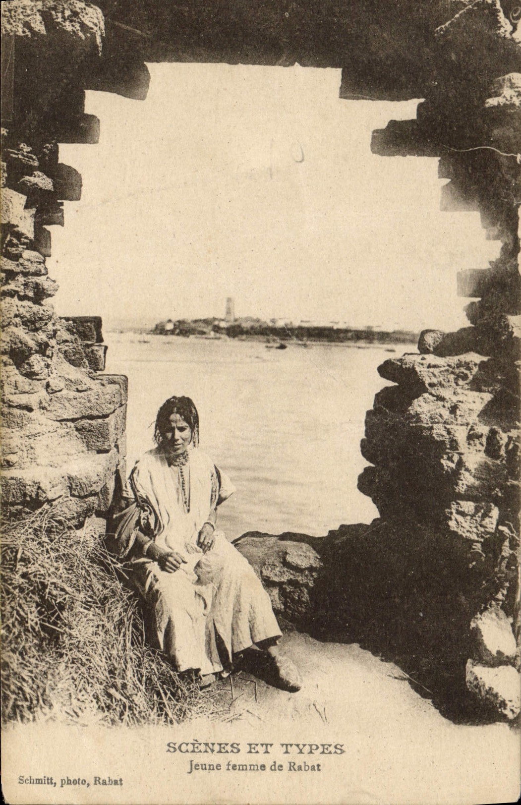 CPA Scenes et Types Jeune femme de Rabat 