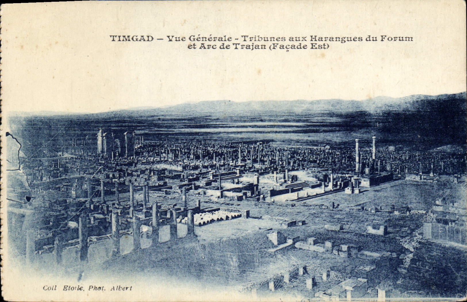 Timgad — Vue Générale — Tribunes aux Harangues du Forum et Arc de Trajan (Façade Est) — Coll. Etoile, Phot. Albert