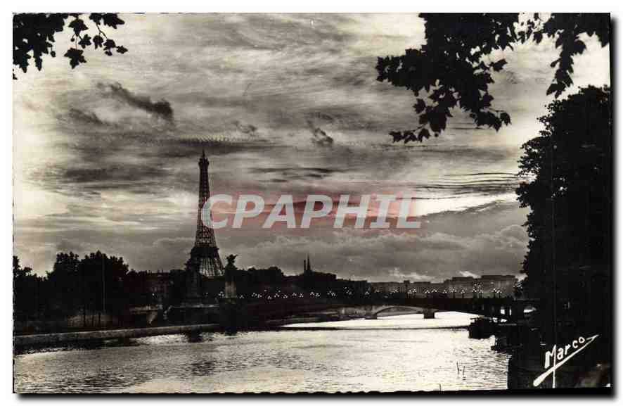 CPA Notre Paris Crepuscule sur le pont Alexandre III et la Tour Eiffel 