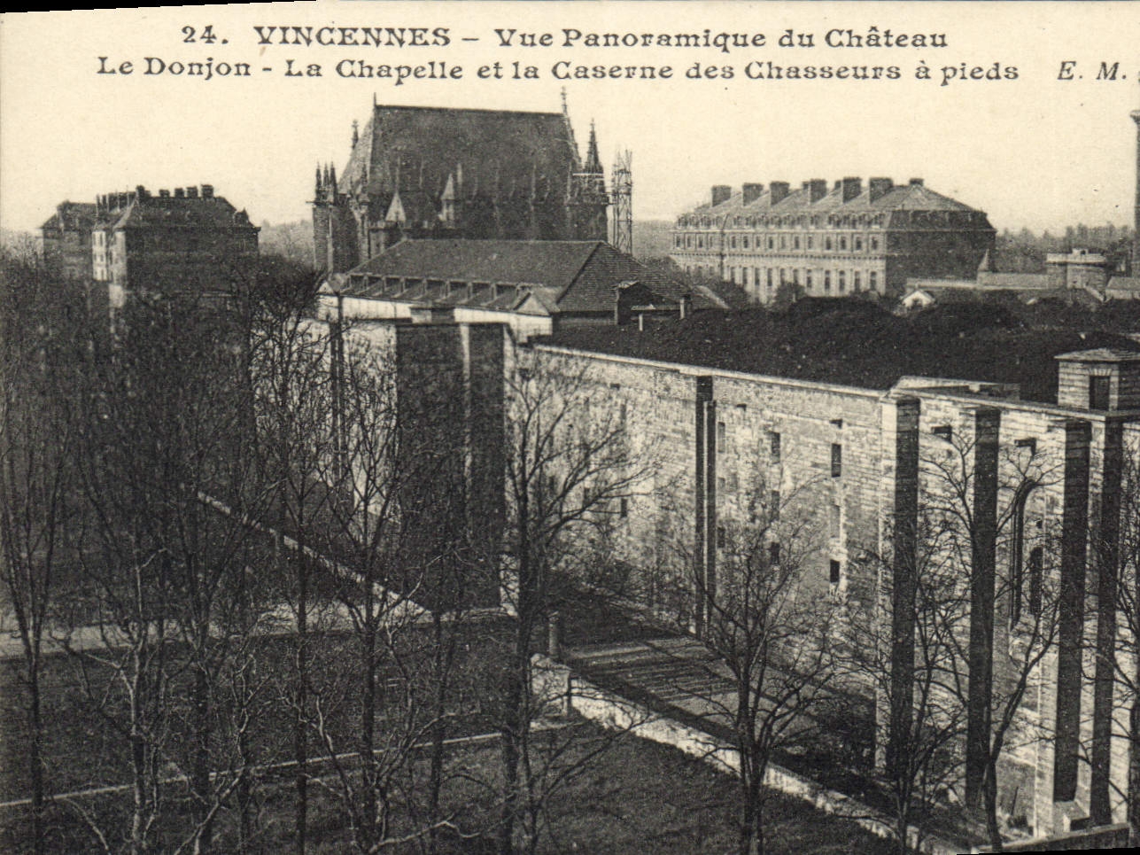 CPA Vincennes vue panoramique du chateau le Donjon la Chapelle et la Caserne des Chasseurs a Pieds 