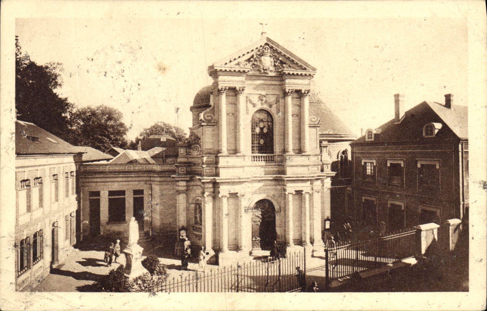 CPA La Chapelle des Carmelites de Lisieux la Facade 