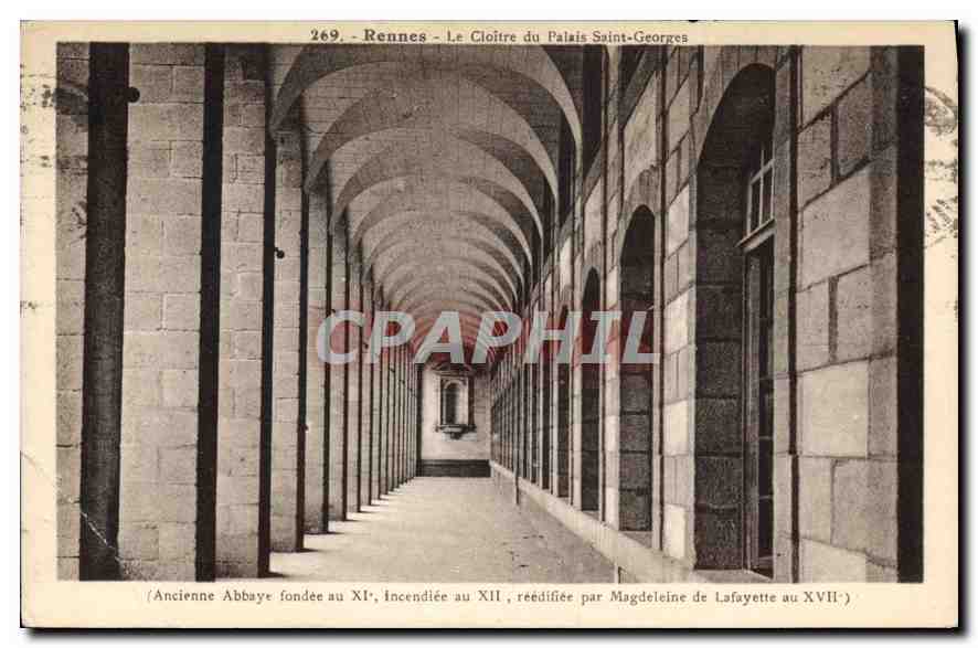 CPA Rennes le Cloitre du Palais Saint Georges Ancienne Abbaye fondee au XI Incendiee au XII reedifie