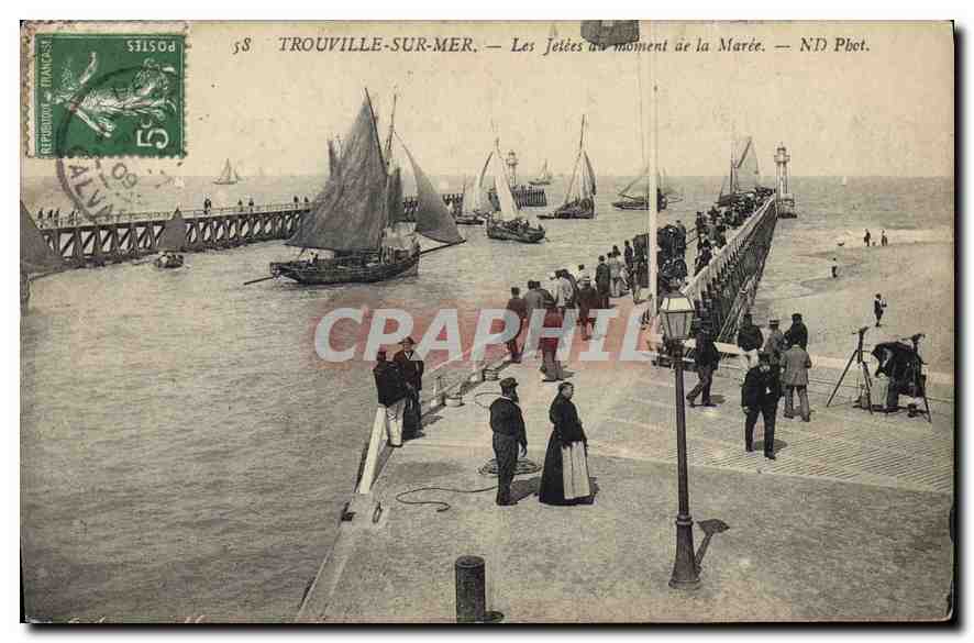 CPA Trouville sur Mer les Jetees au moment a la Maree Bateaux