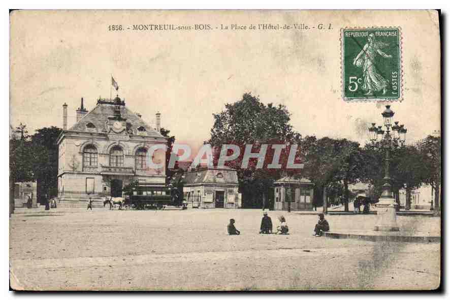 CPA Montreuil sous Bois la Place de l'Hotel de Ville 