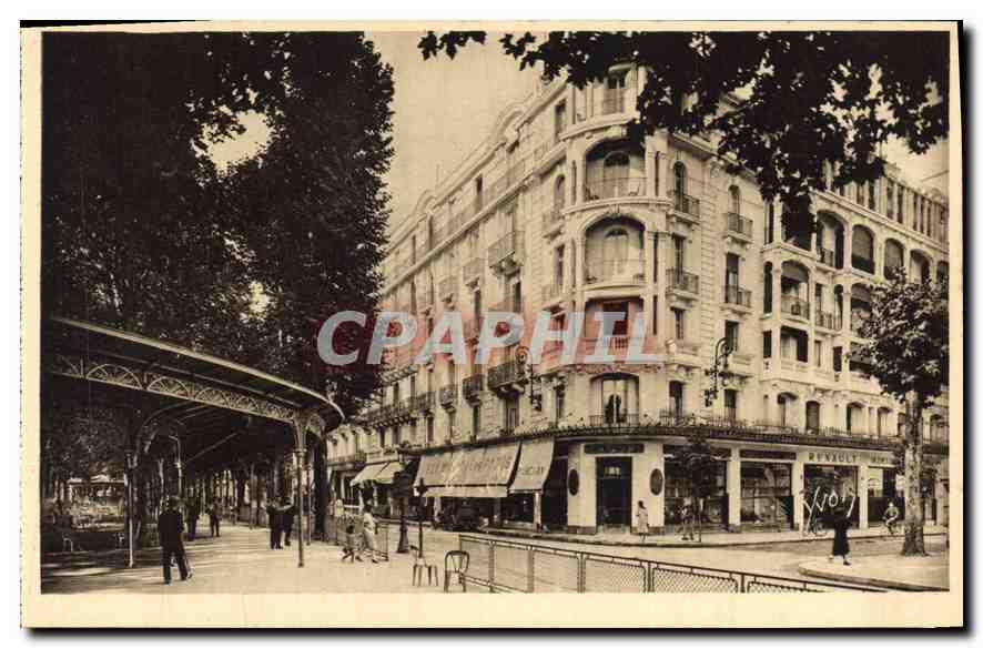 CPA Vichy Allier l'Hotel du Parc et les Allees Couvertes 