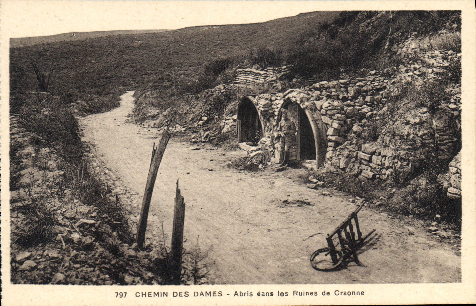 CPA Chemin des Dames Abris dans les Ruines de Craonne 