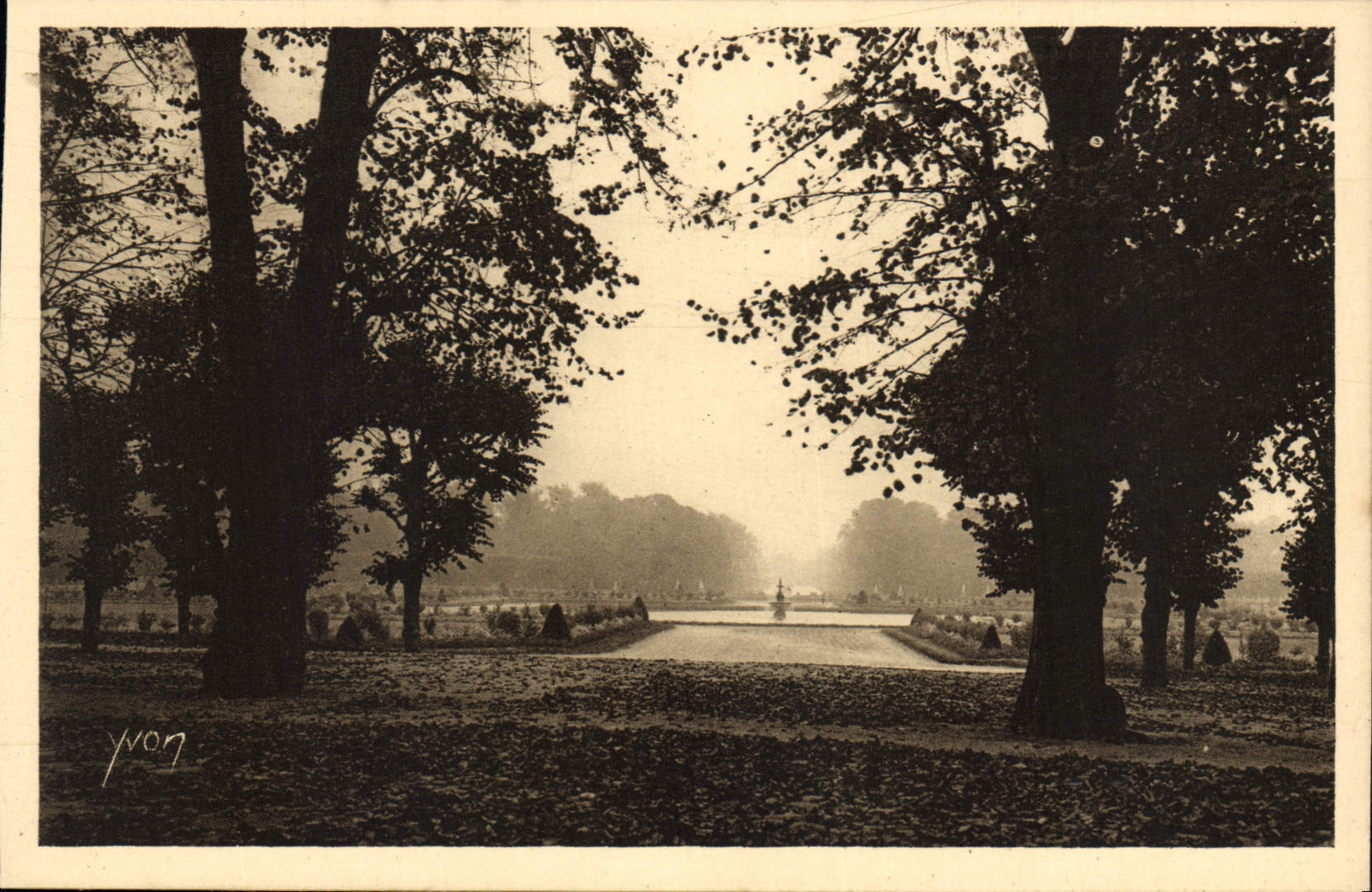 Fontainebleau — Jardins du Palais - Le Parterre — Yvon