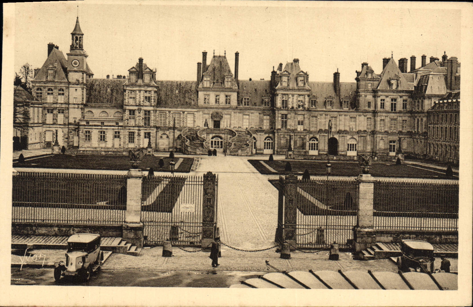 Fontainebleau — Le Palais, Cour des Adieux ou du Cheval Blanc — Les Éditions d'Art Yvon