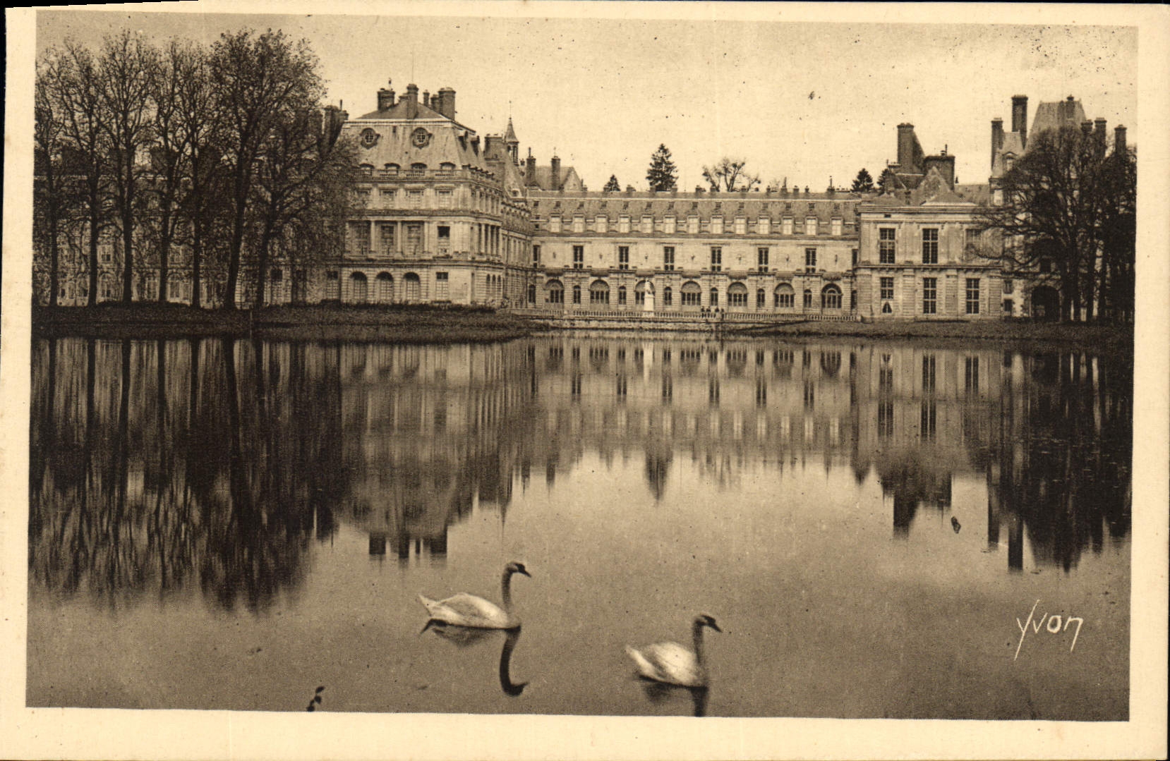 Fontainebleau — Le Palais et l'Étang des Carpes — Yvon