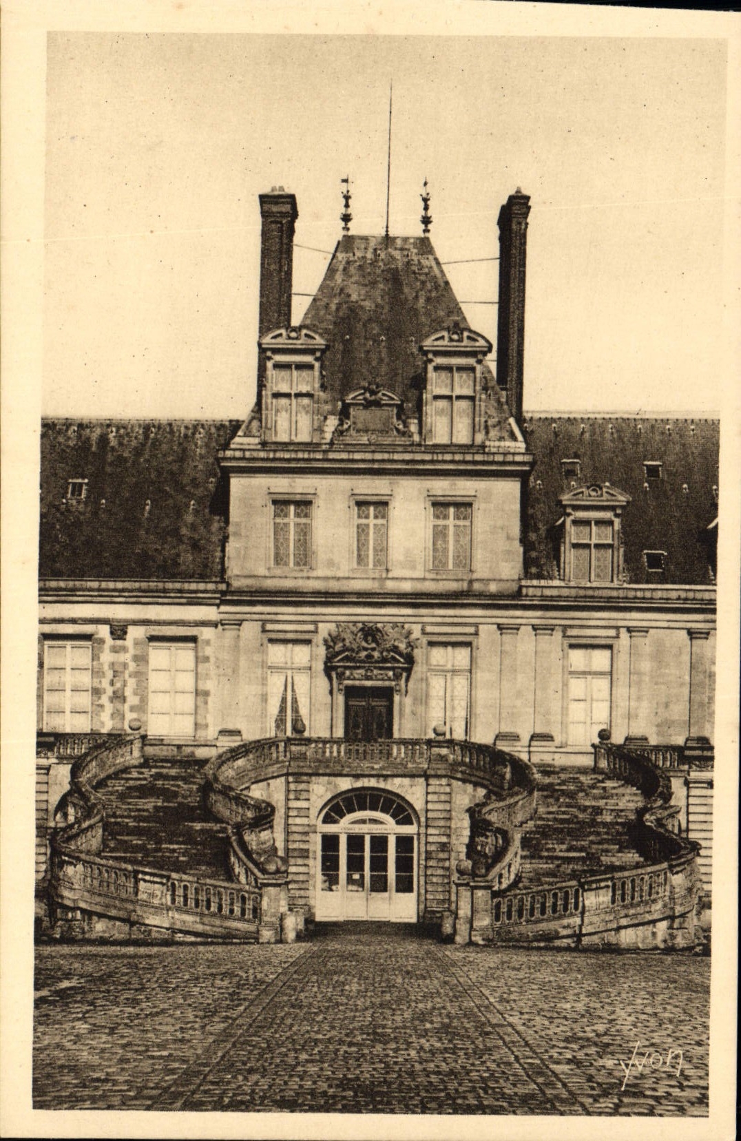 Fontainebleau — El Palacio - Escalera del Caballo de Hierro — Les Éditions d'Art Yvon, París