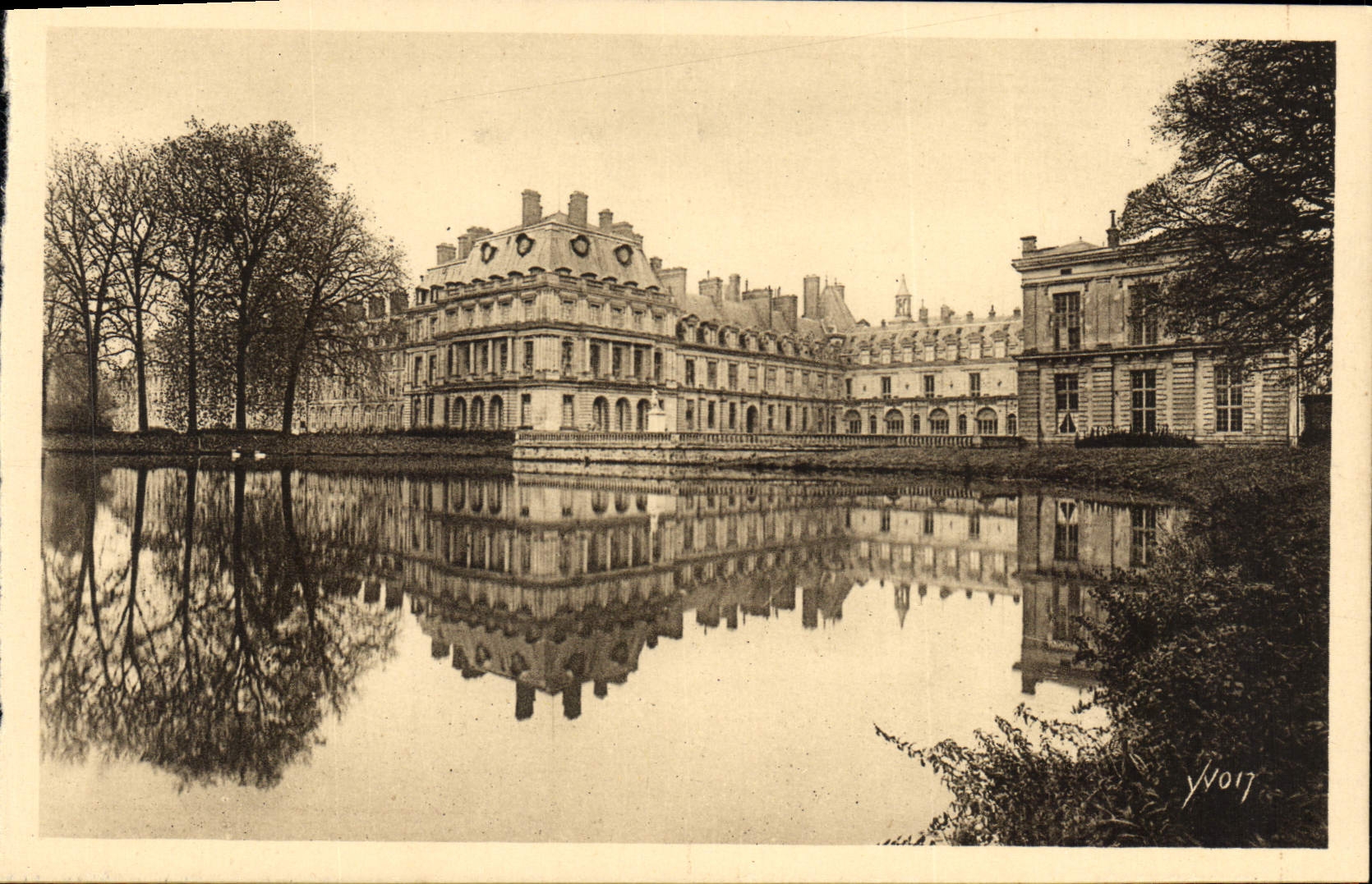 Fontainebleau — El Palacio - Vista general — Les Éditions d'Art Yvon, París