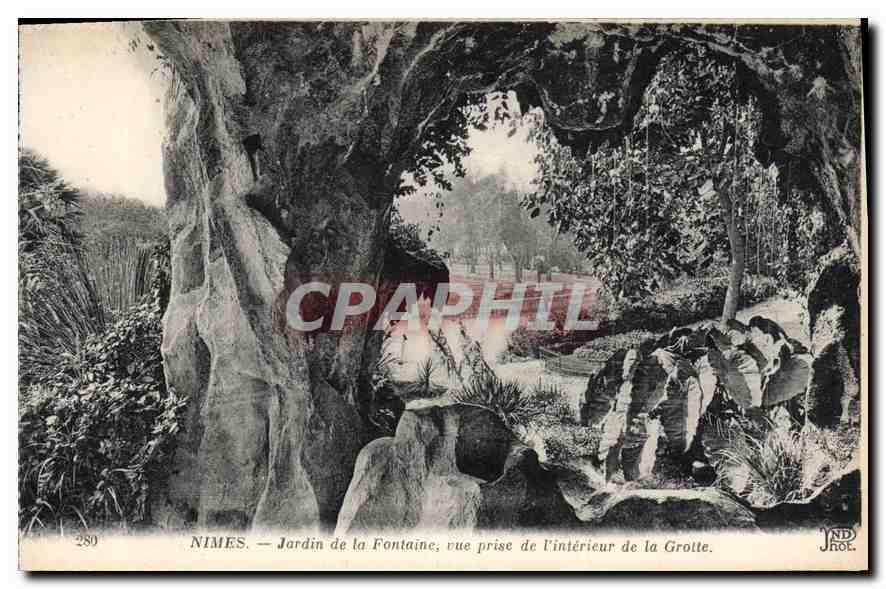 CPA Nimes Jardin de la Fontaine rue prise de l'Interieur de la Grotte 