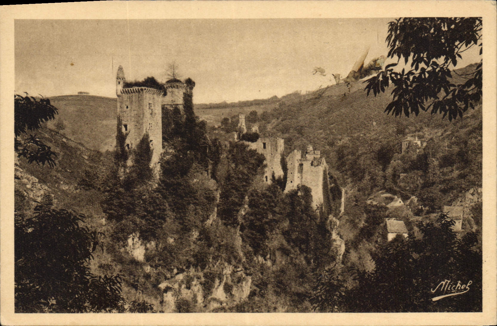 CPA La Correze Touristique Environs d'Argentat et de St Privat Correze Ruines de Merle sur la Maronn
