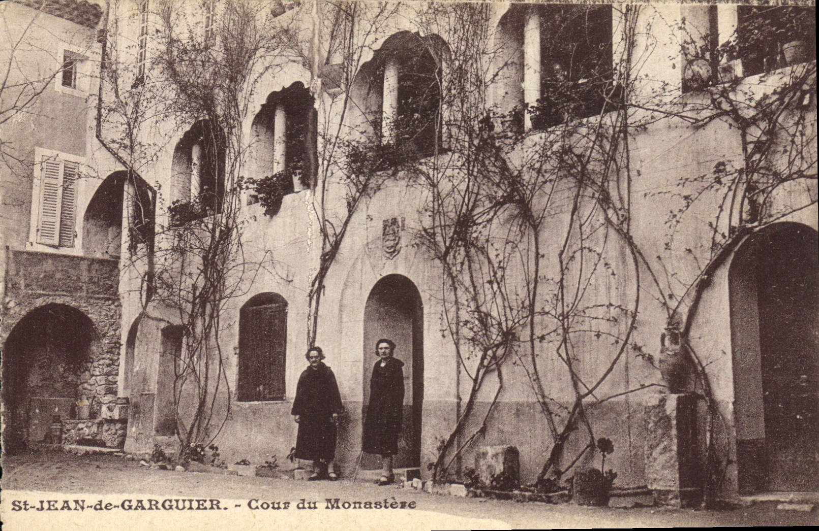 CPA St Jean de Garguier Cour du Monastere 