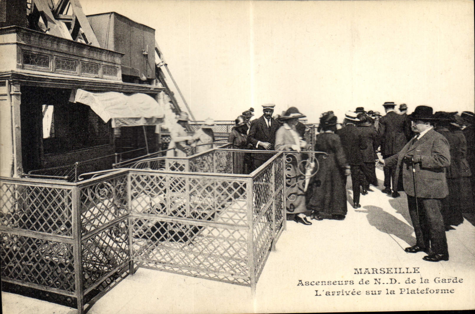 Marseille — Ascenseurs de N.D. de la Garde — L'arrivée sur la Plateforme
