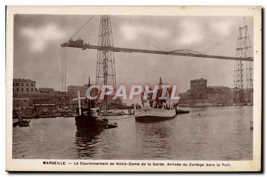 CPA Marseille le Couronnement de Notre Dame de la Gare Arrivee du Cortege dans le Port Bateau