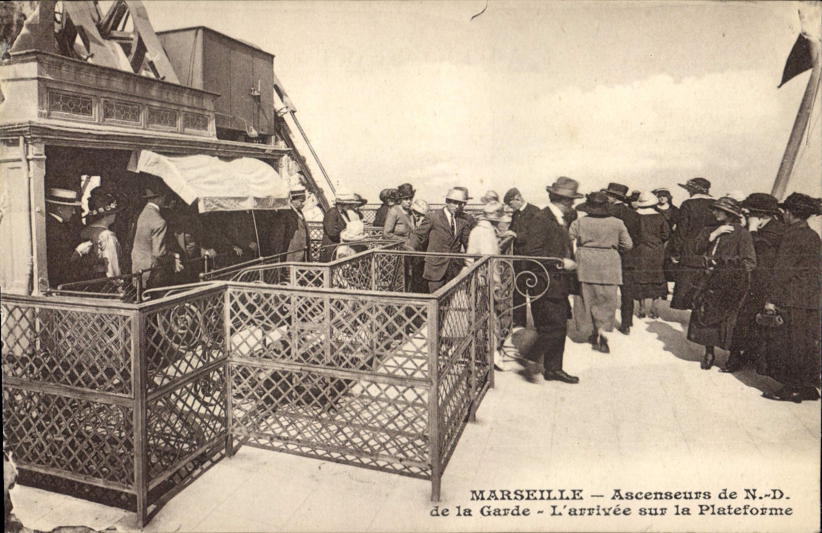 Marseille — Ascenseurs de la Garde — L'arrivée sur la Plateforme