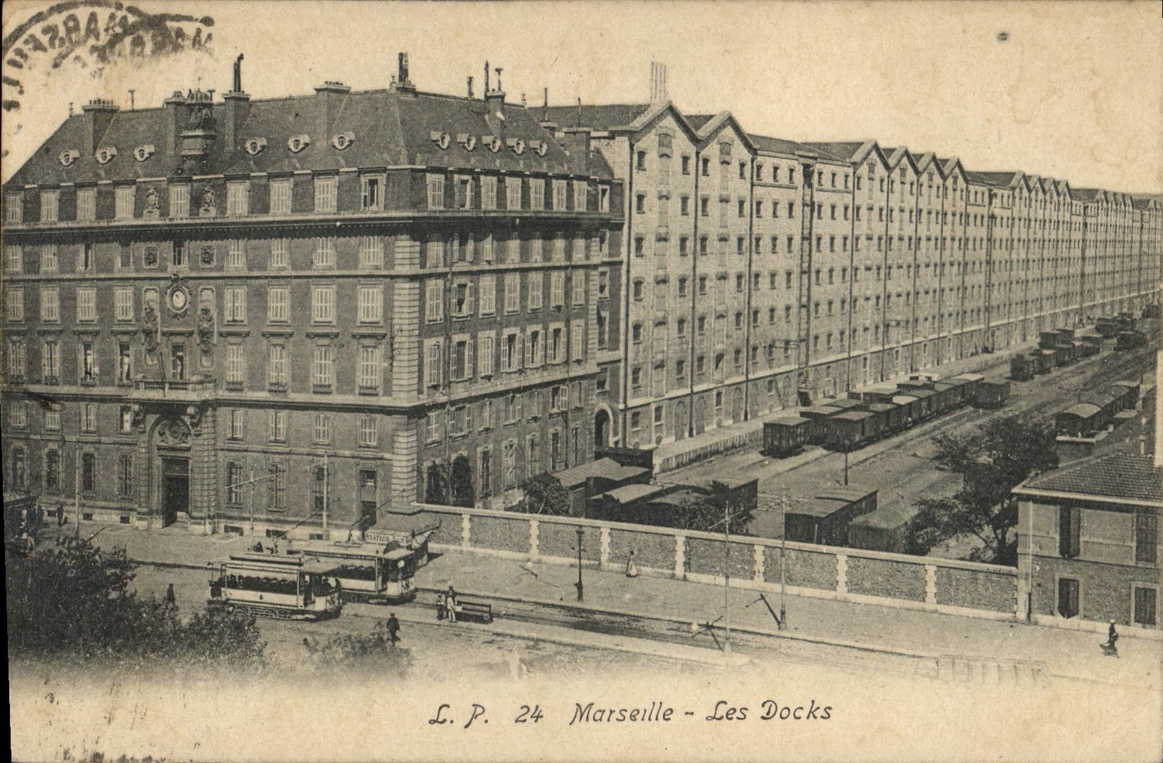 Marseille - Les Docks — vue des bâtiments et du tramway — L.P. 24