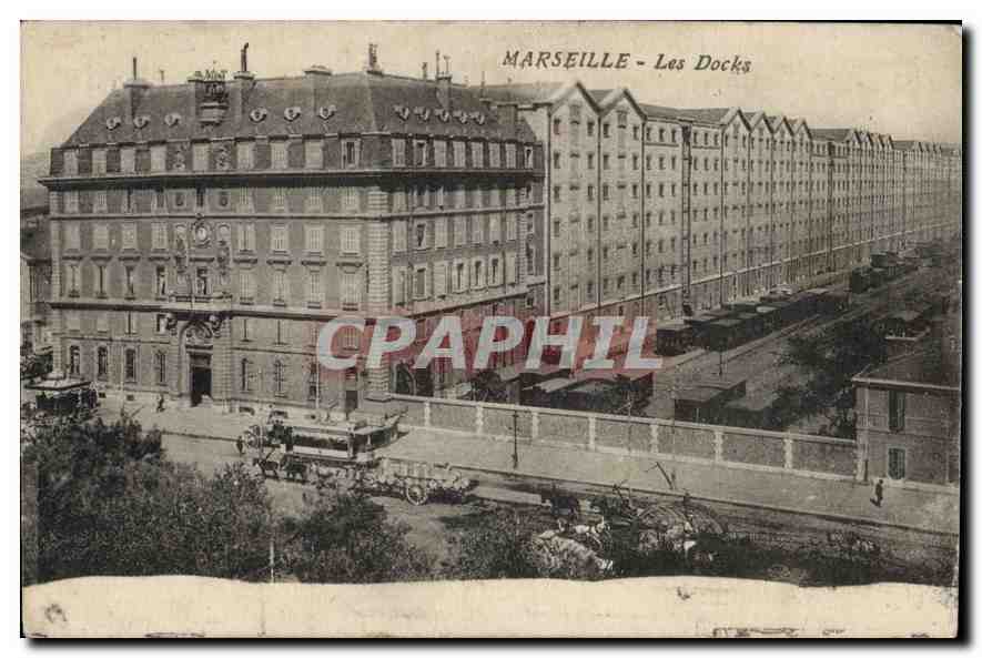 Marseille - Les Docks — vue des bâtiments et du quai