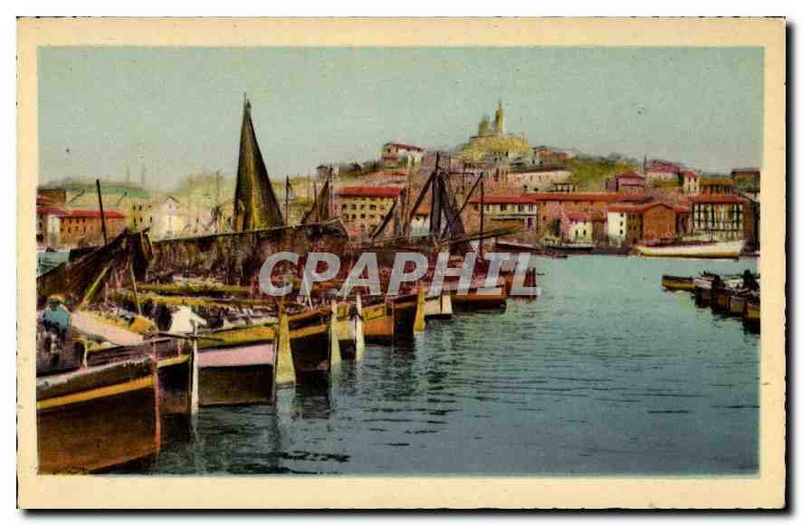 CPA Marseille Un coin du Vieux Port et Notre Dame de la Garde 