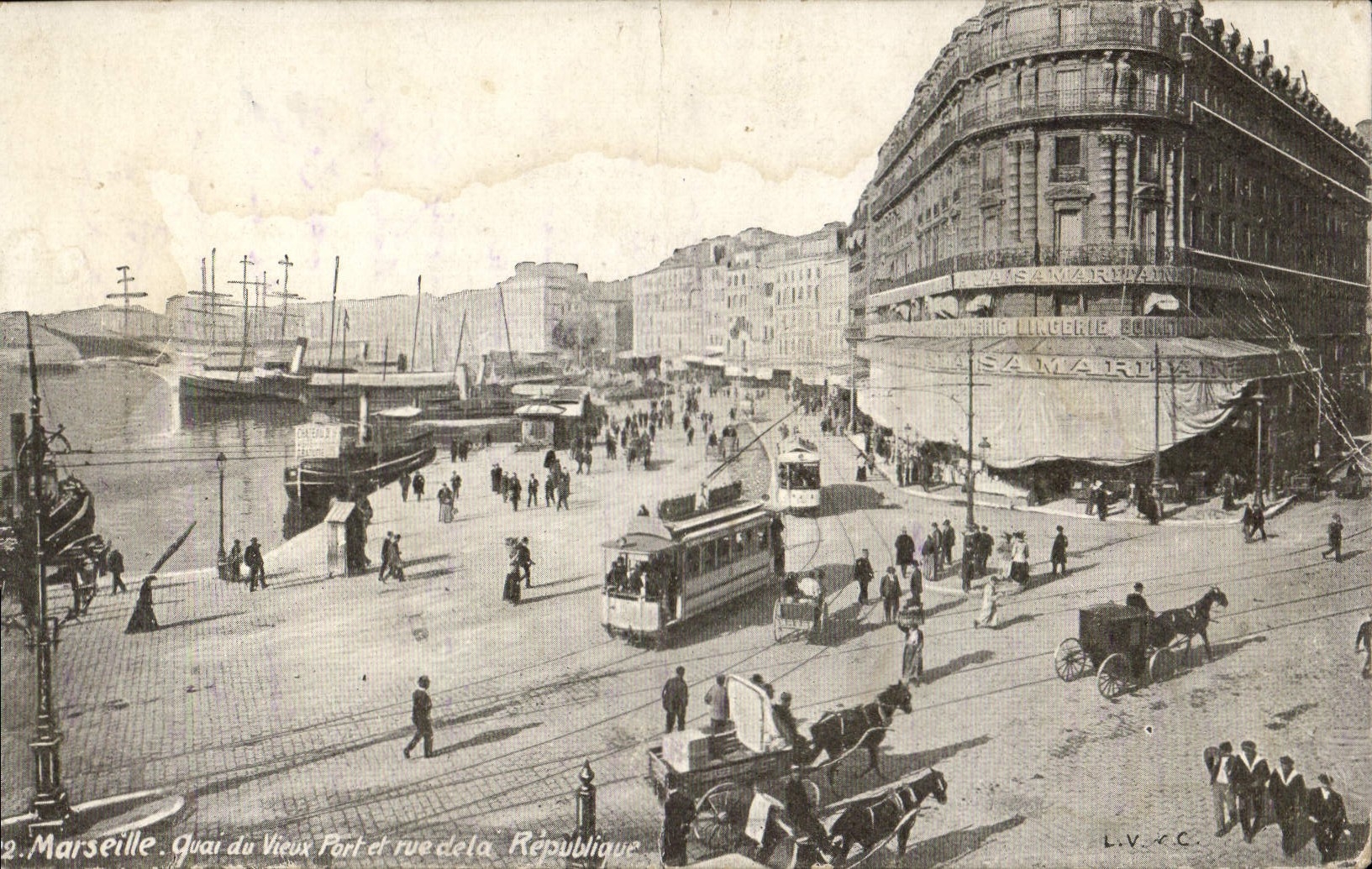 Marseille. Quai du Vieux Port et rue de la République — vue urbaine avec tramway et bateaux — éditeur L.V.C.C.