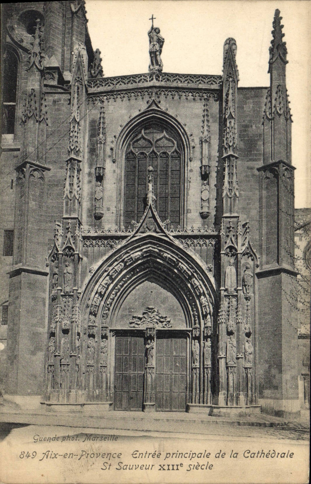 Nîx-en-Provence — Entrée principale de la Cathédrale Saint-Sauveur — Guende phot. Marseille, n°849
