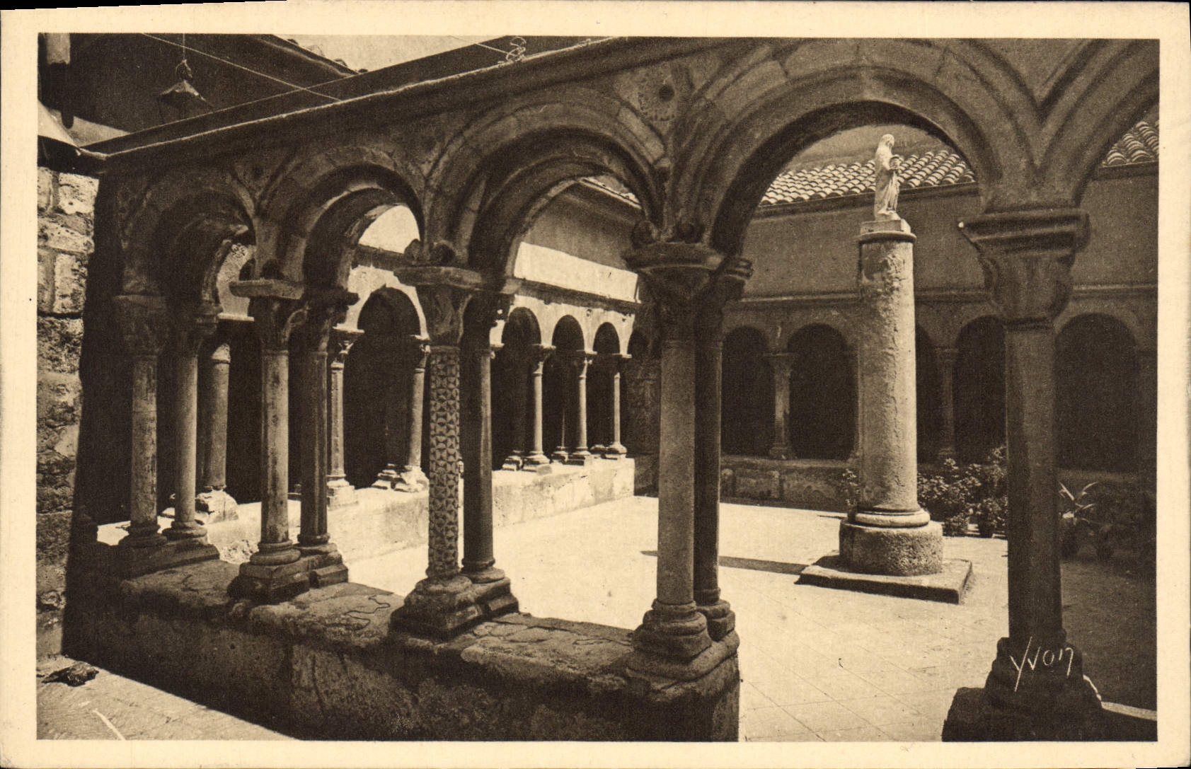 Aix-en-Provence — Cathédrale Saint-Sauveur — Le Cloître — Éditions d'Aix YVON