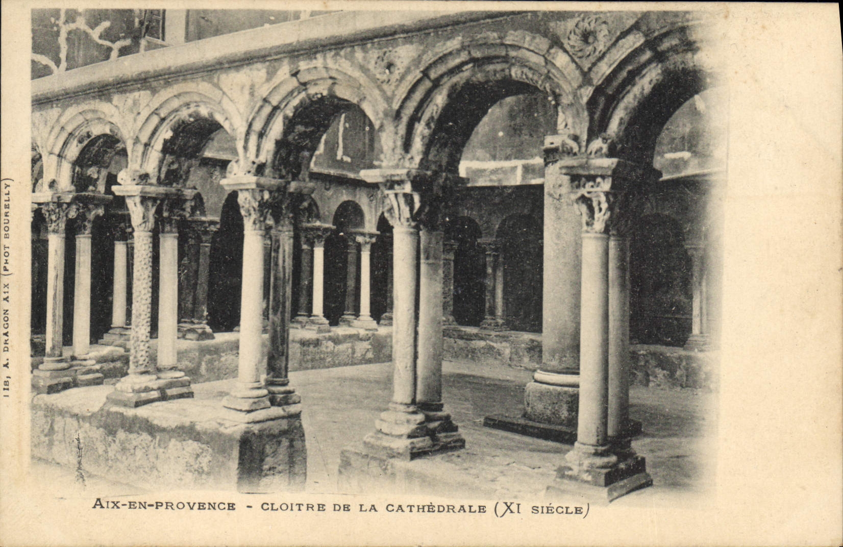 Aix-en-Provence — Cloître de la cathédrale (XIe siècle) — A. Dragon / Aix (Phot. Bournelly)