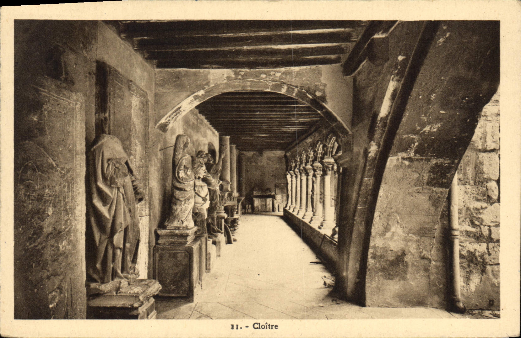 Cloître — Vue intérieure avec statues — A. Tomusi, Éditeur d'Arpajaccio (Corse) - Anverso