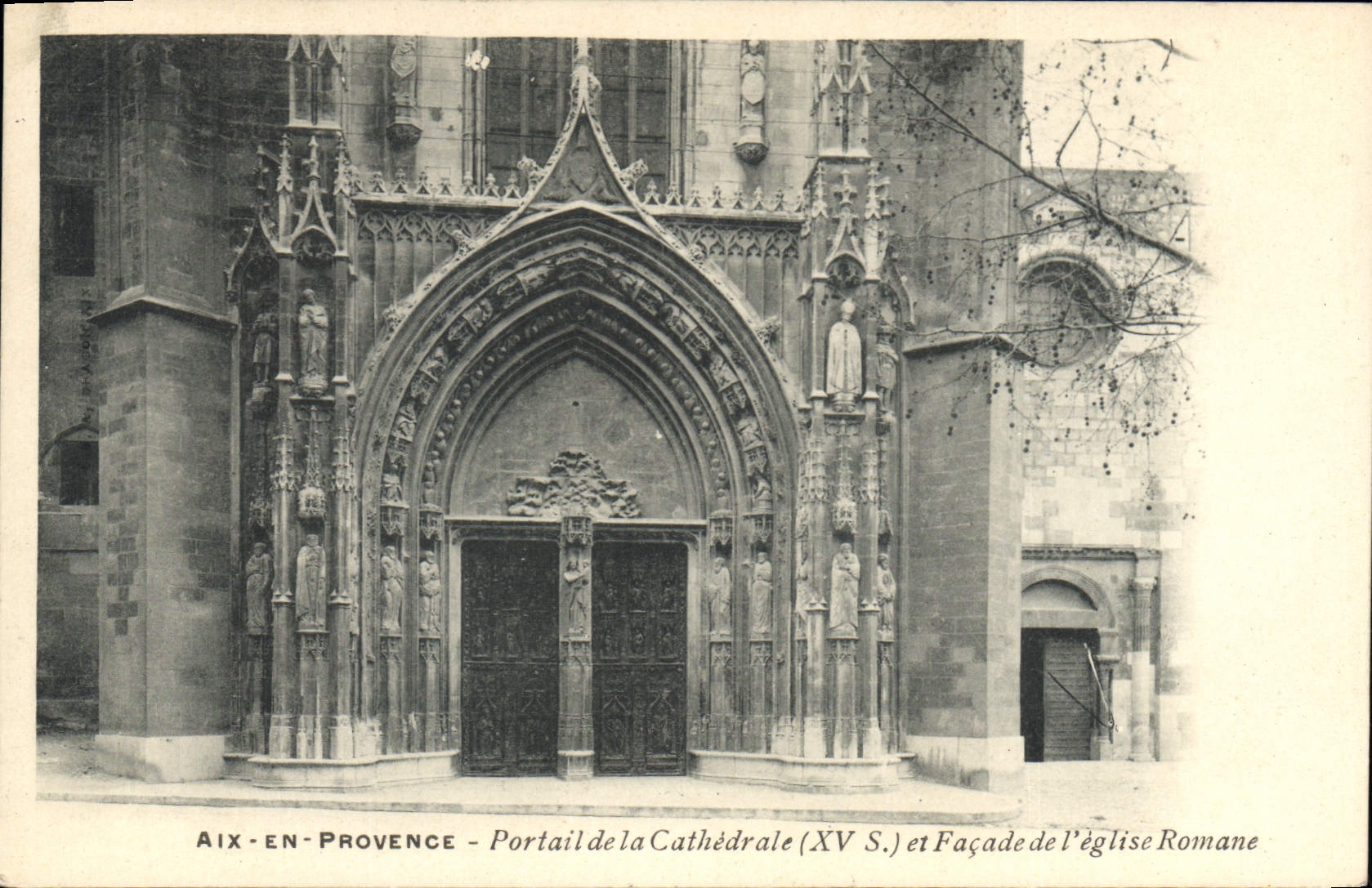 Aix-en-Provence — Portail de la Cathédrale (XV S.) et Façade de l'église Romane