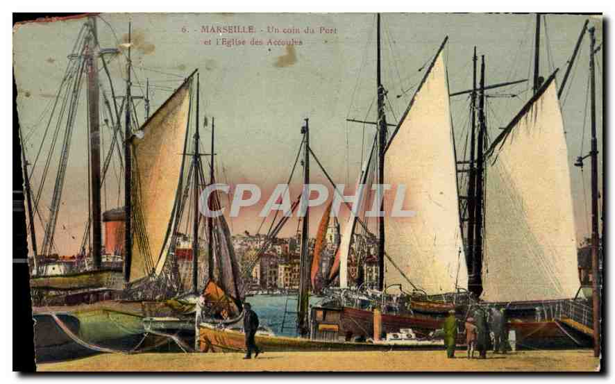 CPA Marseille un Coin du Port et l'eglise des Accoules Bateaux