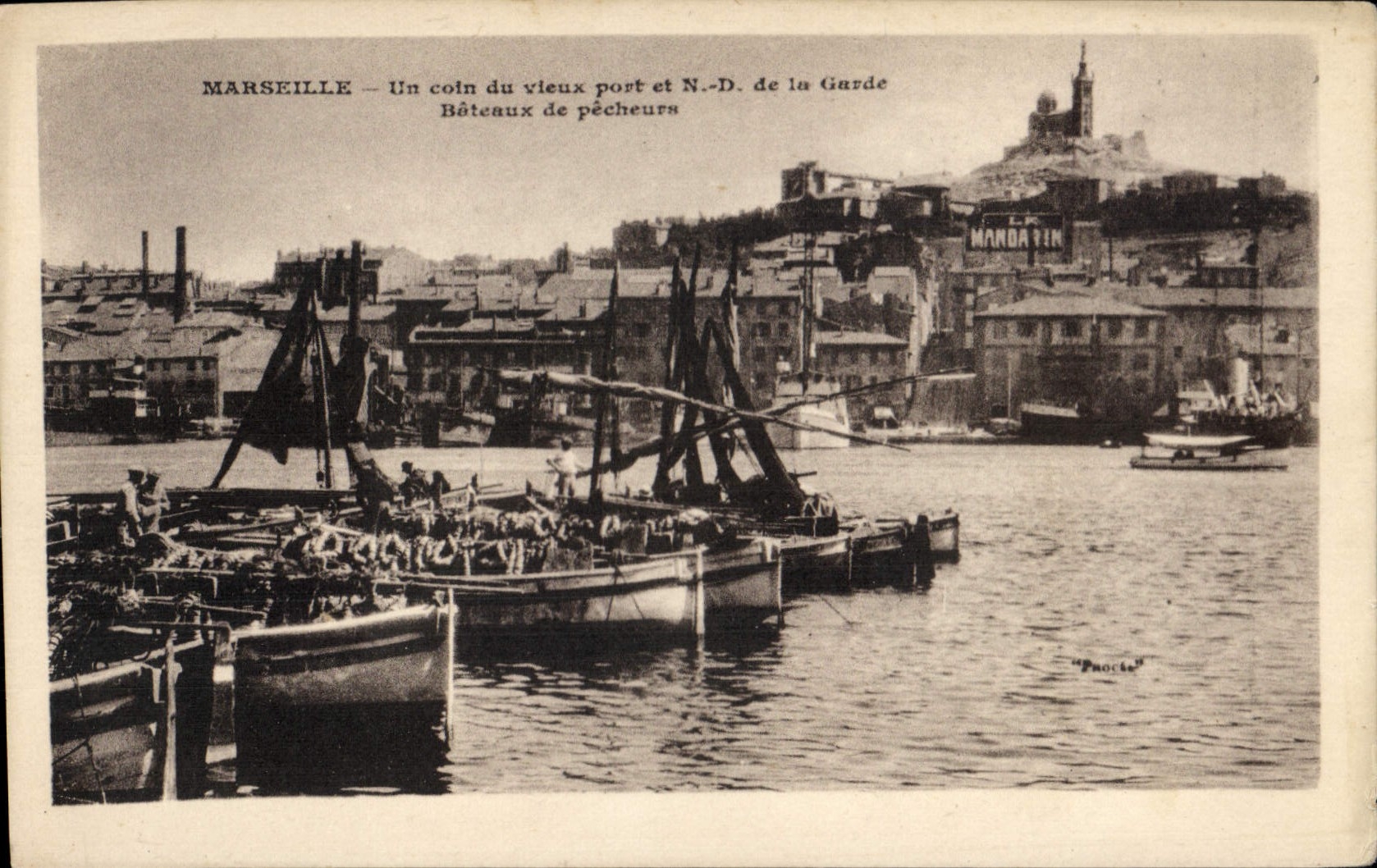 MARSEILLE — Un coin du vieux port et N.-D. de la Garde — Bâteaux de pêcheurs