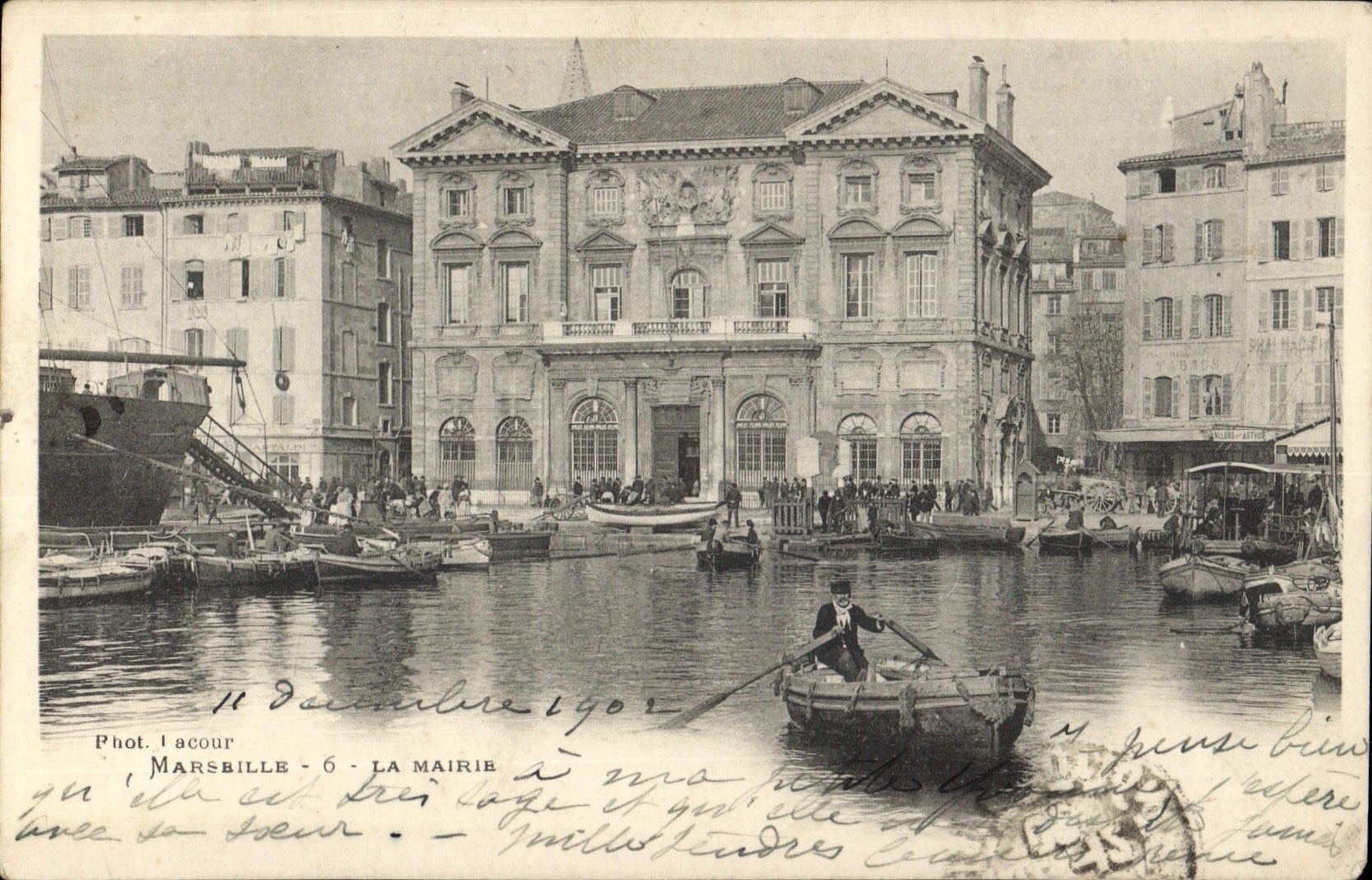 Marseille - La Mairie — vue du port avec bateau à rames — Phot. L'Acour