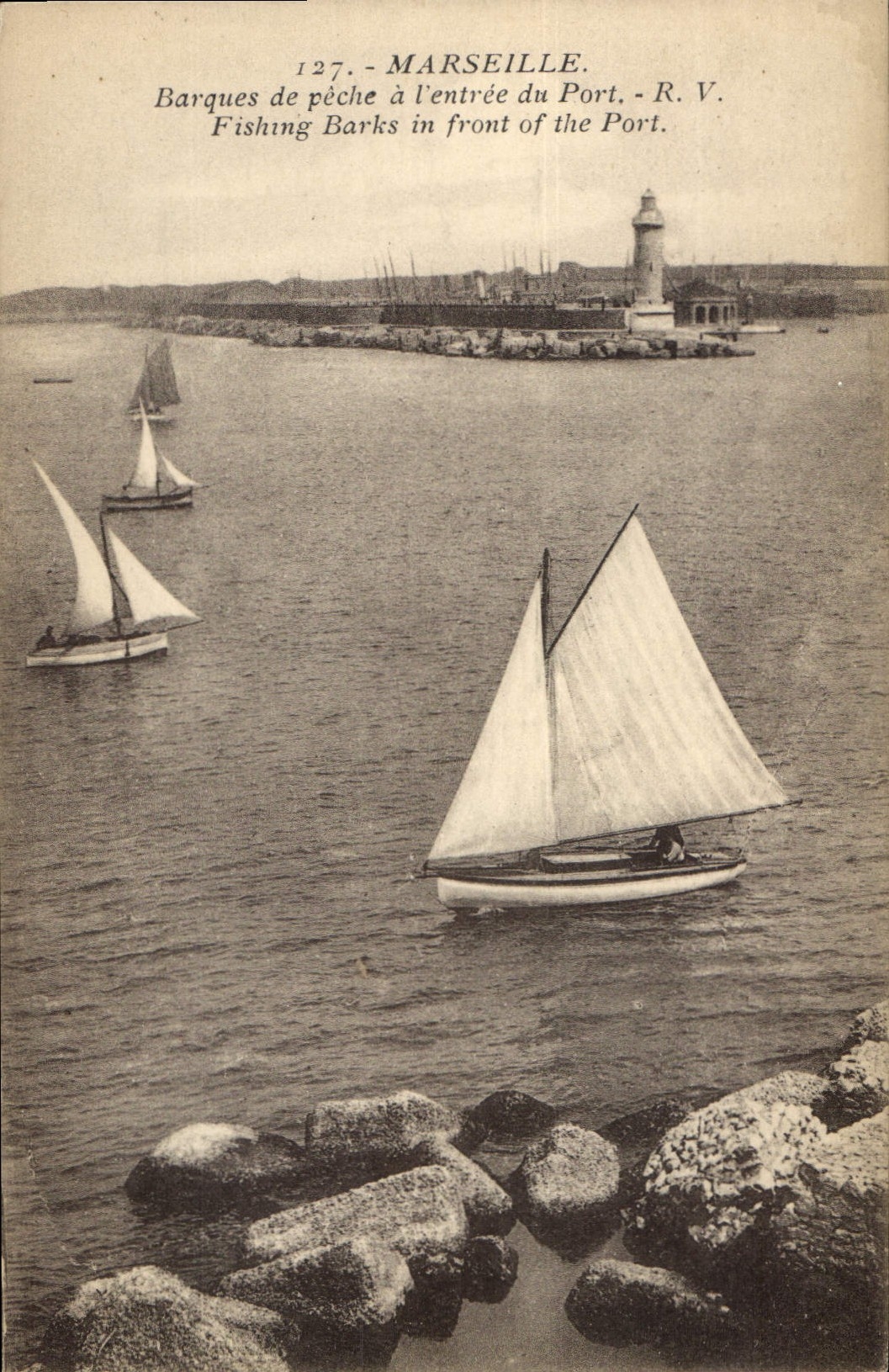 CPA Marseille Barques de peche a l'entree du Port 