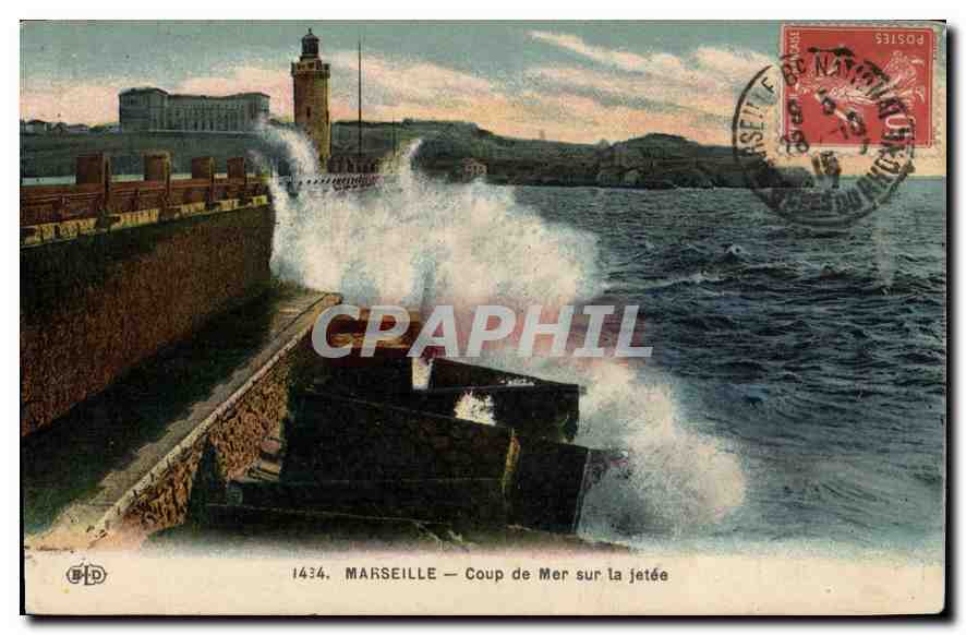 CPA Marseille Coup de Mer sur la Jetee 