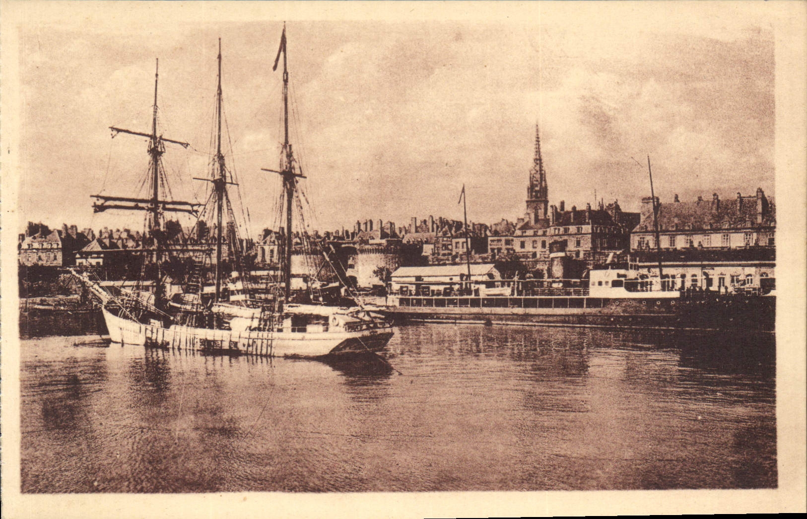 Saint-Malo — Port avec trois voiliers — L'Avant-Port, Saint-Malo