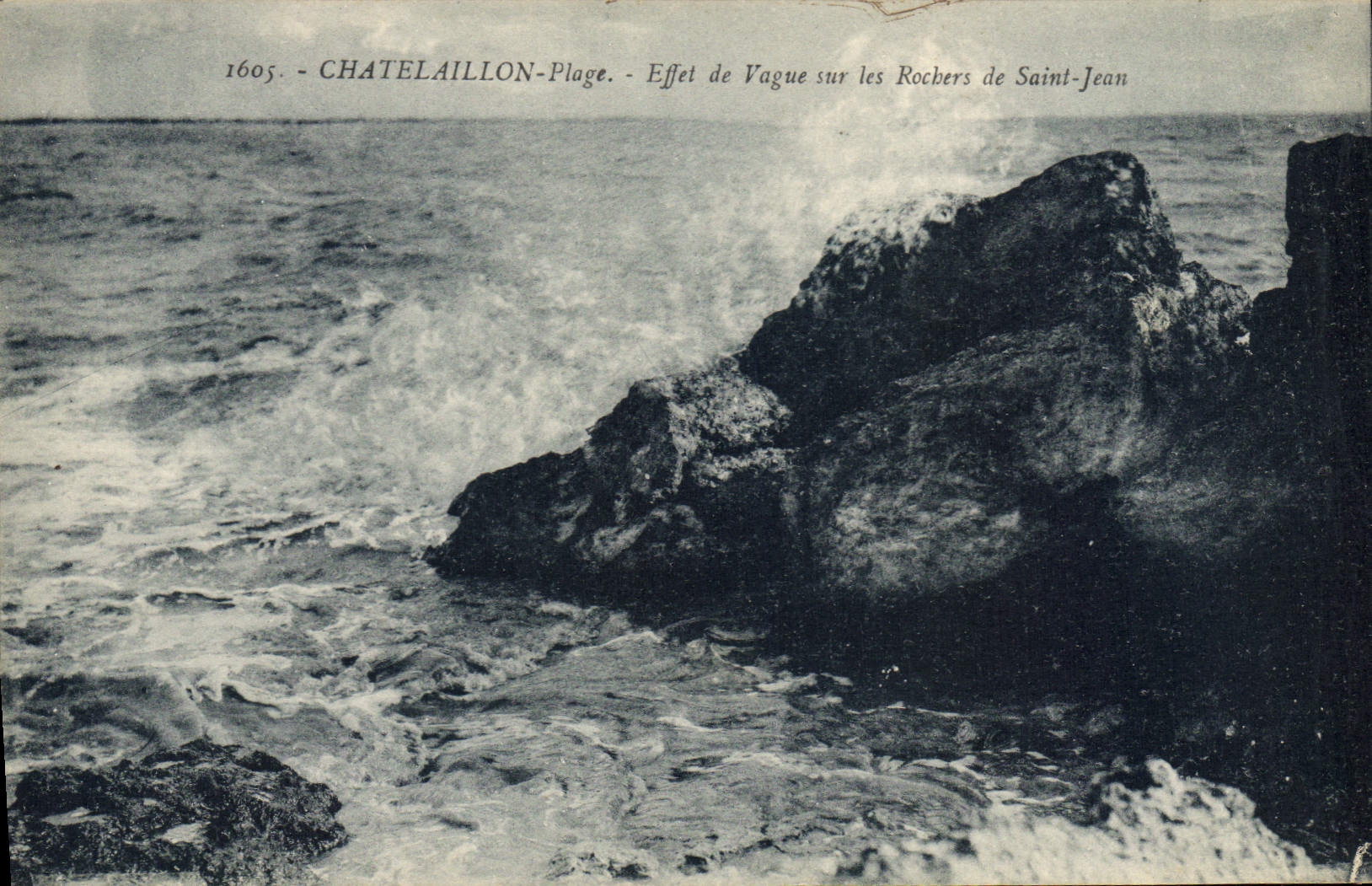 CPA Chatelaillon Plage Effet de Vague sur les Rochers de Saint Jean 